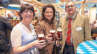 Staatsministerin Michaela Kaniber zusammen mit (v.l.) Elisabeth Pfeffer sowie Mark Pfeffer, der Leiter der Brauerei.
