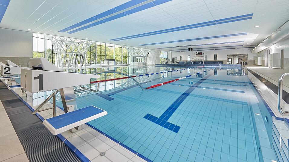 Eintauchen und eine sch&ouml;ne Zeit haben k&ouml;nnen Besucher des Aquatherm - sei es beim Schwimmen im Schwimmerbecken oder beim Genie&szlig;en im Warmwasserbecken.