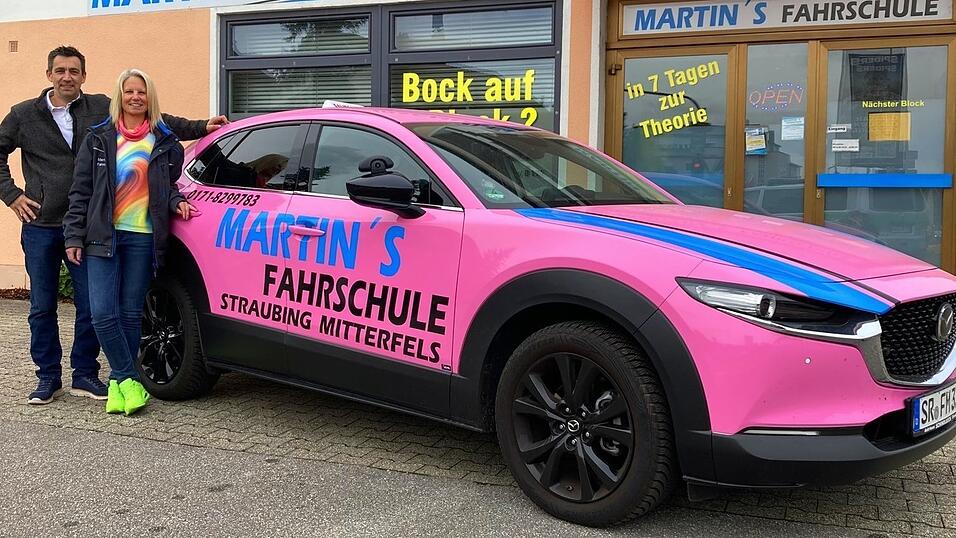 Martin Bichlmeier und seine Lebensgef&auml;hrtin Doris Betzenhauser mit ihrem Fahrschulauto &bdquo;Lotte&rdquo;.&nbsp;