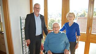 Viechtachs B&uuml;rgermeister Hans Greil mit dem Jubelpaar Alfred und Sieglinde Kn&ouml;tig