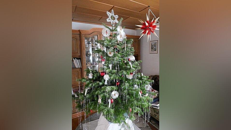 'Unser Baum ist teils mit Glasfaserschmuck aus Lauscha behangen', schreibt Horst Gaudlitz.
