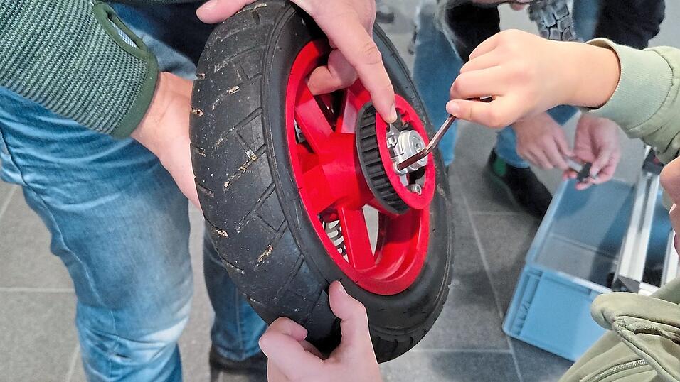 Die Sch&uuml;ler schrauben, die Eltern unterst&uuml;tzen.