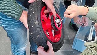 Die Sch&uuml;ler schrauben, die Eltern unterst&uuml;tzen.