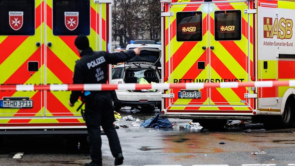 Mehrere Menschen werden verletzt in Münchner Krankenhäuser gebracht.