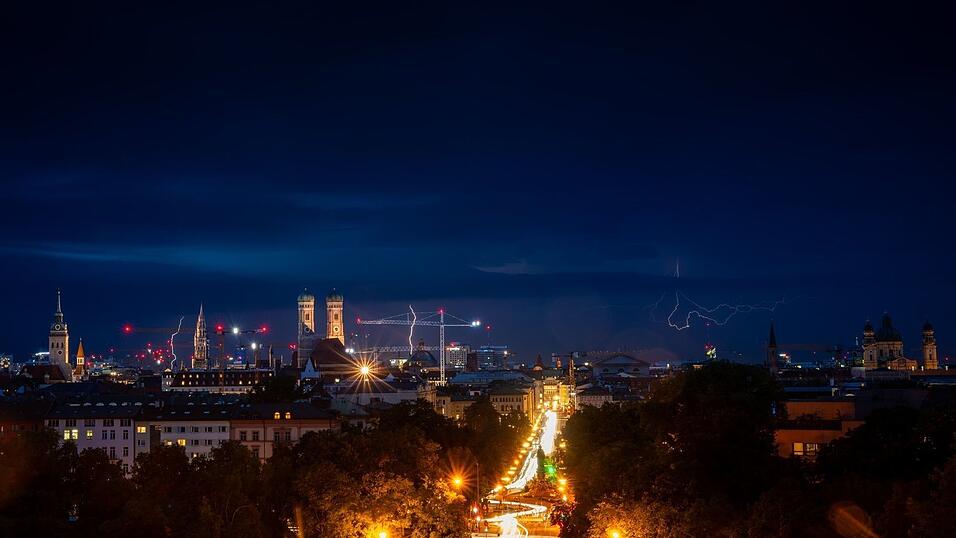 Es gab Gewitter am Donnerstagabend in München. Auch am Freitag soll es in Bayern regnen und gewittern. Es gab Gewitter am Donnerstagabend in München. Auch am Freitag soll es in Bayern regnen und gewittern.