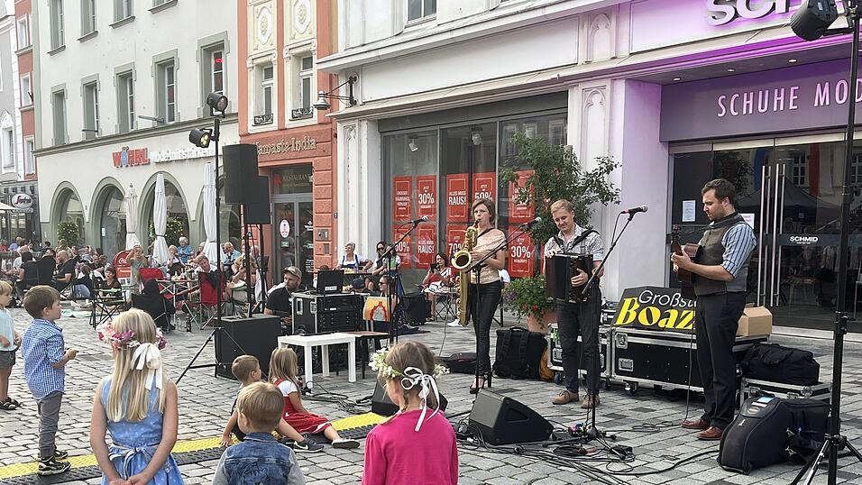 Mit Brotzeit, Getr&auml;nken und z&uuml;nftiger Musi l&auml;uteten die Straubingerinnen und Straubinger voller Vorfreude ihre 'F&uuml;nfte Jahreszeit' ein.