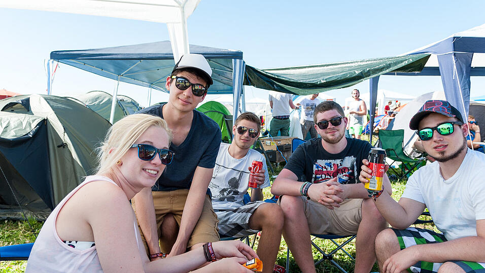 Ein Streifzug durch das Campinggelände: Trotz heißer Temperaturen sind die Festivalbesucher bestens gelaunt. (Foto: Susanne Raith) Ein Streifzug durch das Campinggelände: Trotz heißer Temperaturen sind die Festivalbesucher bestens gelaunt. (Foto: Susanne Raith)