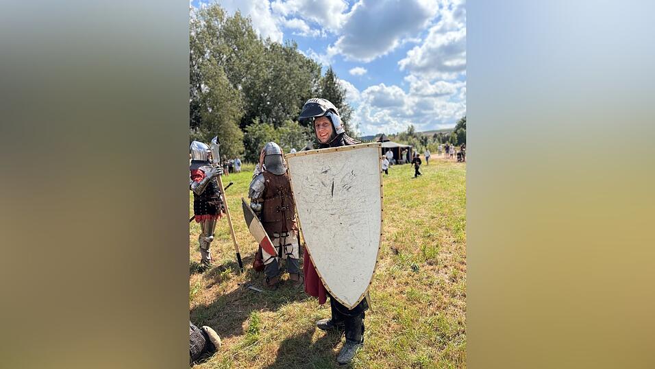 'Der mit dem kleinen Schild' mit seinem Schild. 'Der mit dem kleinen Schild' mit seinem Schild.