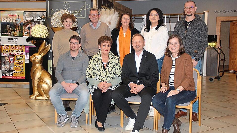 Mit dieser Vorstandschaft geht es in die neue Amtsperiode. An der Spitze steht wieder Christian G&ouml;tz (vorne, Zweiter von rechts), rechts neben ihm zweite Vorsitzende Elke Schwarzfischer.