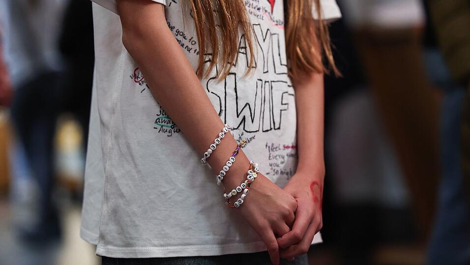 Auch viele junge Fans sind ins Museum gekommen, um das Werk Heysers zu sehen. Auch viele junge Fans sind ins Museum gekommen, um das Werk Heysers zu sehen.