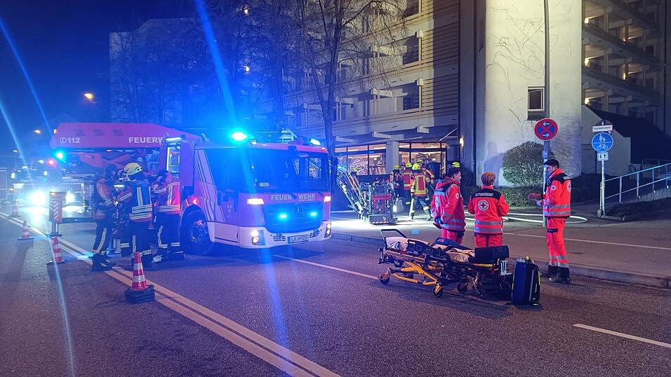 Zahlreiche Feuerwehrautos badeten die Luitpoldstra&szlig;e und die n&auml;here Umgebung in Blaulicht.