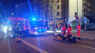 Zahlreiche Feuerwehrautos badeten die Luitpoldstra&szlig;e und die n&auml;here Umgebung in Blaulicht.