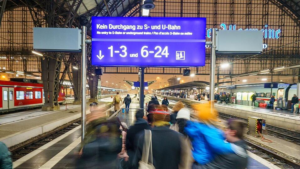 Die Deutsche Bahn will bei Gleiswechseln künftig besser kommunizieren. (Archivbild) Die Deutsche Bahn will bei Gleiswechseln künftig besser kommunizieren. (Archivbild)
