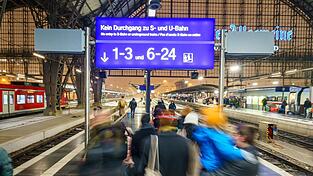 Die Deutsche Bahn will bei Gleiswechseln künftig besser kommunizieren. (Archivbild) Die Deutsche Bahn will bei Gleiswechseln künftig besser kommunizieren. (Archivbild)