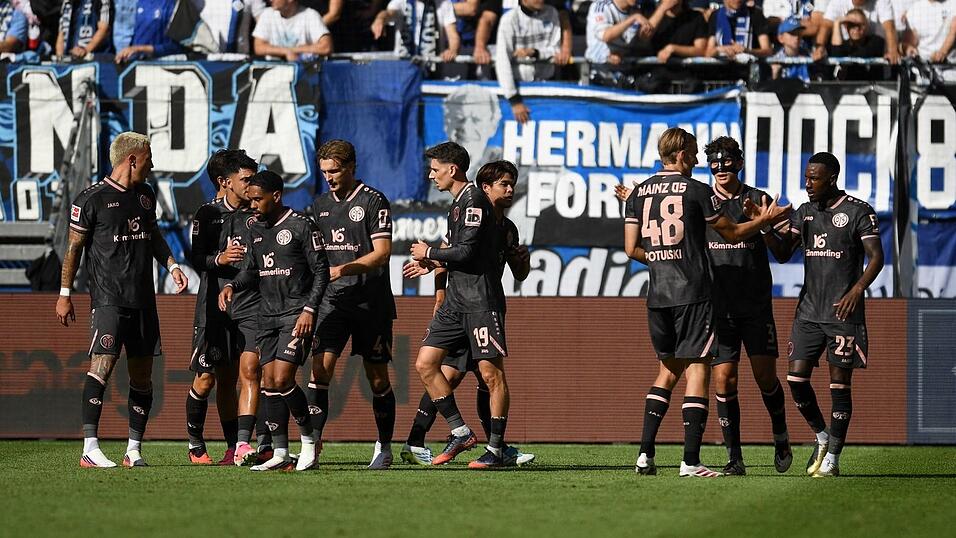 Die Mainzer hatten im Volksparkstadion allen Grund zum Jubeln. Hier feiern sie das 1:0 dudch Sheraldo Becker (r). Die Mainzer hatten im Volksparkstadion allen Grund zum Jubeln. Hier feiern sie das 1:0 dudch Sheraldo Becker (r).