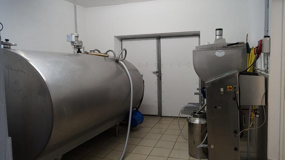 Vom Tank wird sie dann entweder in den Michlaster gepumpt und zur Molkerei gefahren oder aber von Lena Irrgang abgezapft und direkt daneben pasteurisiert. Im sogenannten Pasteur wird die Milch für kurze Zeit (15 bis 30 Sekunden) auf ungefähr 75 Grad erhitzt und so haltbar gemacht.