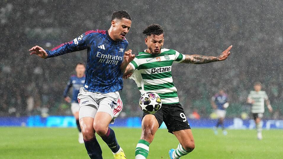 Sporting-Stürmer Luis Suarez (r.) hatte gegen Arsenals Verteidiger einen schweren Stand. Sporting-Stürmer Luis Suarez (r.) hatte gegen Arsenals Verteidiger einen schweren Stand.