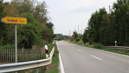 Etwa 300 Meter nach dem Abzweig Thulbach kam es am Samstagabend zu einem schweren Unfall auf der Staatsstra&szlig;e 2045.