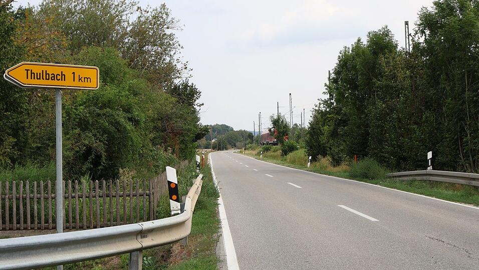 Etwa 300 Meter nach dem Abzweig Thulbach kam es am Samstagabend zu einem schweren Unfall auf der Staatsstraße 2045. Etwa 300 Meter nach dem Abzweig Thulbach kam es am Samstagabend zu einem schweren Unfall auf der Staatsstraße 2045.