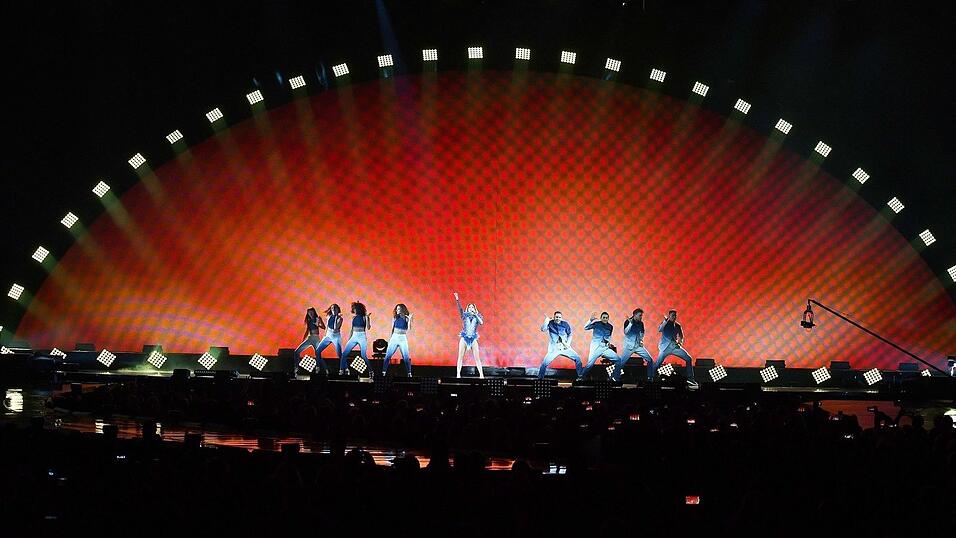 Superstar Helene Fischer verzauberte am Dienstagabend das Publikum in der Münchner Olympiahalle mit einer grandiosen Show. Superstar Helene Fischer verzauberte am Dienstagabend das Publikum in der Münchner Olympiahalle mit einer grandiosen Show.