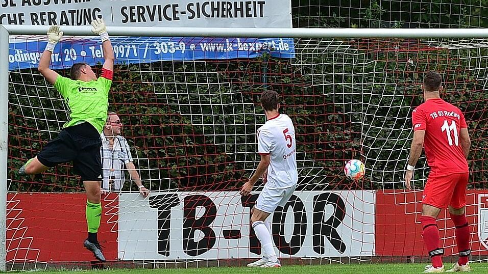 Roding (rot) hat das Landkreis-Derby gegen Lam (weiß) klar für sich entschieden.