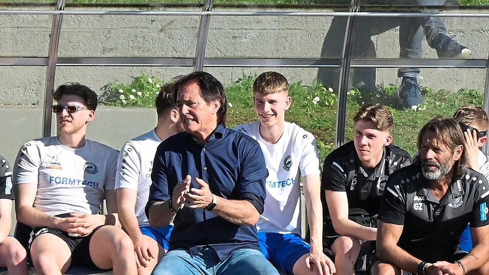 Auf Bogens Trainer Heribert Ketterl (M.) d&uuml;rften am Samstag wieder eher unruhige 90 Minuten zukommen. Der TSV ben&ouml;tigt im Niederbayern-Derby gegen die SpVgg Landshut unbedingt einen Heimsieg.