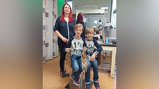 Lorenz Vogl (links) wurde zum Friseurtermin bei Tanja Maier von seiner Mama Anita und seinem Zwillingsbruder Korbinian begleitet.