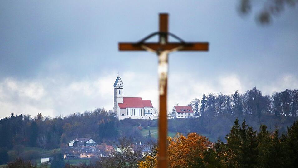 Die Wallfahrtskirche liegt auf dem Bussen. (Symbolbild)