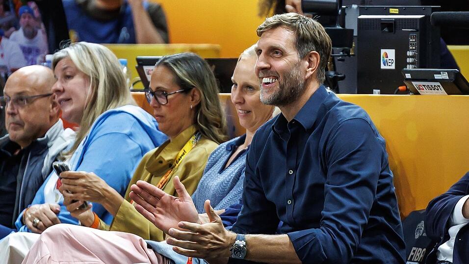 Basketball-Legende Dirk Nowitzki jubelte mit den deutschen Basketballerinnen. Basketball-Legende Dirk Nowitzki jubelte mit den deutschen Basketballerinnen.