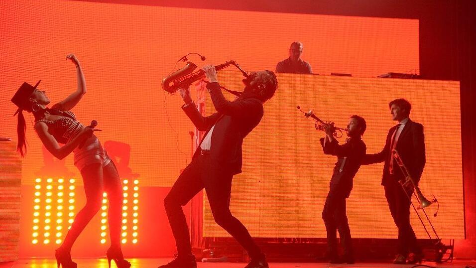 Der DJ Parov Stelar bei seinem Auftritt in Straubing.
