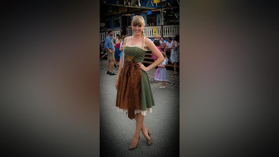 Ein schulterfreies Dirndl ist bei diesen Temperaturen eine gute Idee. Das Outfit des Tages am Donnerstag wird getragen von Kathrin aus Straubing.