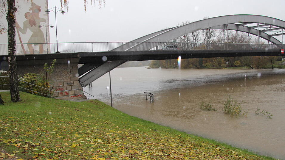 Die Donau in Straubing führt derzeit deutlich mehr Wasser als sonst. Einzelne Wege am Ufer sind bereits überflutet - wie hier beim Herzogsschloss. 