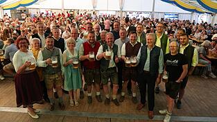 Auch die Ehrengäste prosteten dem Jubelverein zu. Auch die Ehrengäste prosteten dem Jubelverein zu.