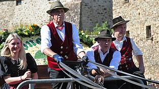 Auch im Jahr 2025 hatte Fritz Bummer die Leinen des Bierwagens in der Hand. Hier mit Brauereichefin Evi Kolbeck, Beifahrer Hans Hofmann und Thomas Eberl. Auch im Jahr 2025 hatte Fritz Bummer die Leinen des Bierwagens in der Hand. Hier mit Brauereichefin Evi Kolbeck, Beifahrer Hans Hofmann und Thomas Eberl.
