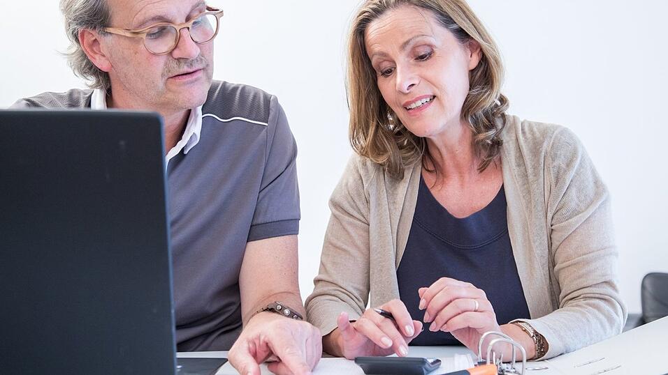 Die eigene Immobilie zu verkaufen, kann sinnvoll sein, es gibt aber eine Reihe von Möglichkeiten, das Eigenheim wieder zu Geld zu machen und trotzdem dort wohnen zu bleiben. Die eigene Immobilie zu verkaufen, kann sinnvoll sein, es gibt aber eine Reihe von Möglichkeiten, das Eigenheim wieder zu Geld zu machen und trotzdem dort wohnen zu bleiben.