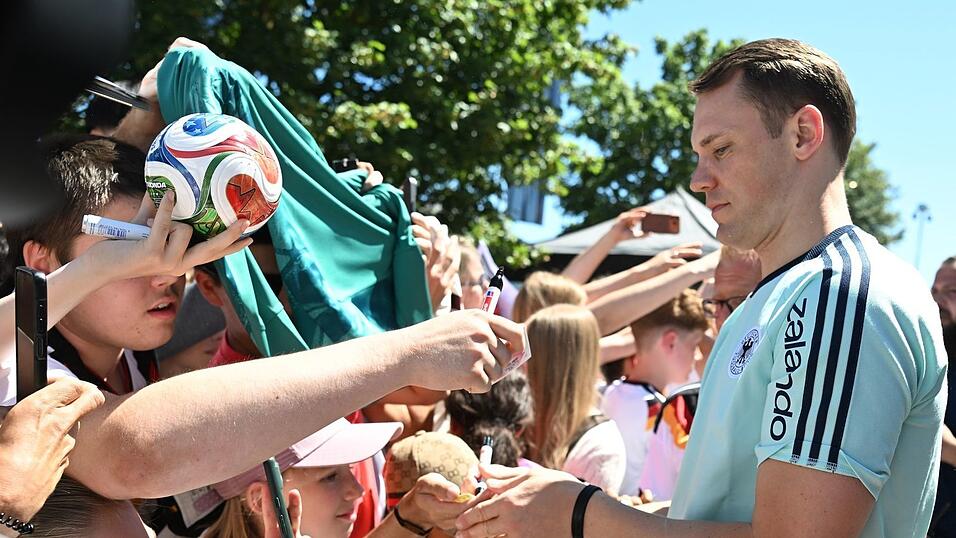 Manuel Neuer schreibt Autogramme. Manuel Neuer schreibt Autogramme.