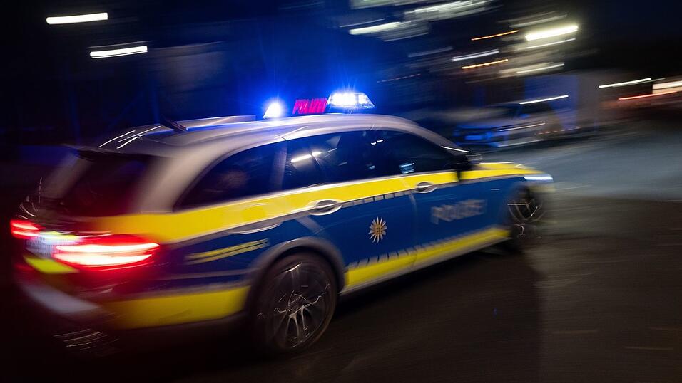 Die Polizei verfolgte den Motorradfahrer durch ein Industriegebiet. (Symbolbild) Die Polizei verfolgte den Motorradfahrer durch ein Industriegebiet. (Symbolbild)