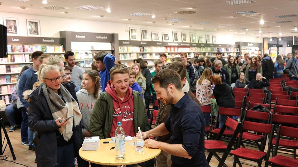 Zum Abschluss des Talks erf&uuml;llte Mirko Drotschmann noch viele Selfie- und Autogrammw&uuml;nsche.