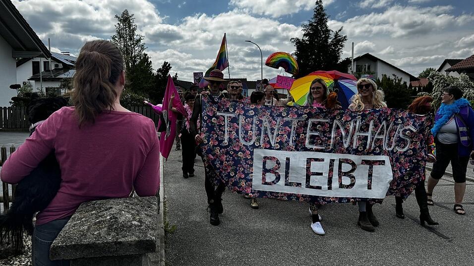 'Tuntenhaus'-Bewohner und einige Wörther zogen am Samstag durch Wörth an der Isar, weil sie um den Fortbestand ihres Wohnprojekts fürchten. 