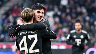 Lennart Karl (Nr 42.) wird nach seinem ersten Tor gefeiert.