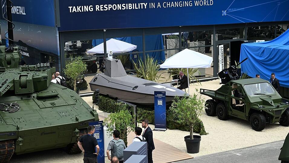 Blick auf den Rheinmetall-Messestand bei der Eurosatory - es waren nicht nur Panzer und andere Militärfahrzeuge zu sehen, sondern auch ein kleines Schiff, und zwar ein Drohnenboot. Blick auf den Rheinmetall-Messestand bei der Eurosatory - es waren nicht nur Panzer und andere Militärfahrzeuge zu sehen, sondern auch ein kleines Schiff, und zwar ein Drohnenboot.
