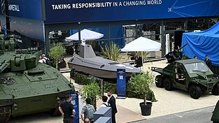 Blick auf den Rheinmetall-Messestand bei der Eurosatory - es waren nicht nur Panzer und andere Militärfahrzeuge zu sehen, sondern auch ein kleines Schiff, und zwar ein Drohnenboot. Blick auf den Rheinmetall-Messestand bei der Eurosatory - es waren nicht nur Panzer und andere Militärfahrzeuge zu sehen, sondern auch ein kleines Schiff, und zwar ein Drohnenboot.