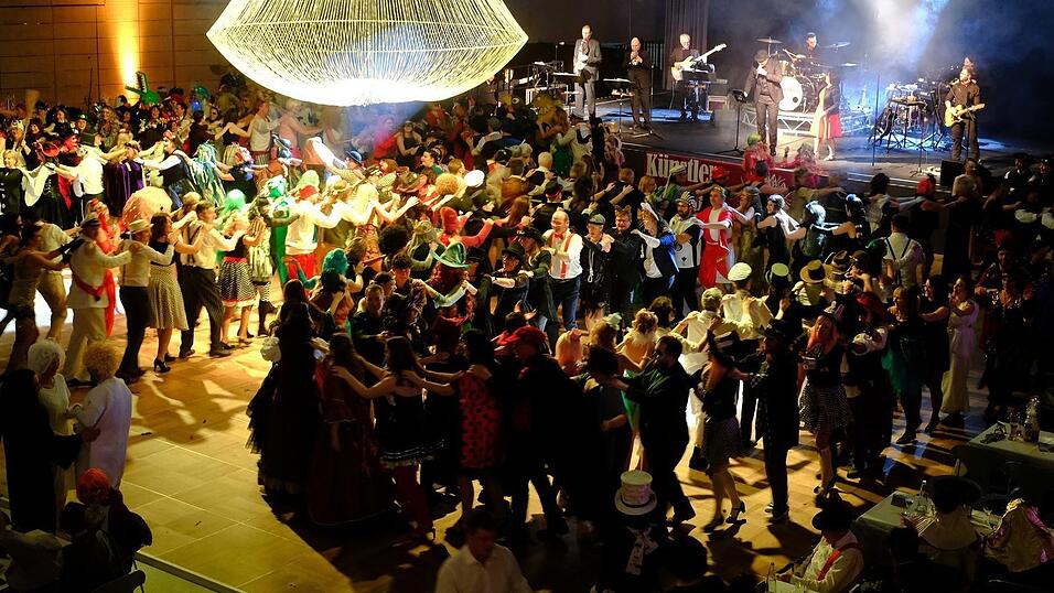 Der Künstlerball bot ein großes Showprogramm. Der Künstlerball bot ein großes Showprogramm.