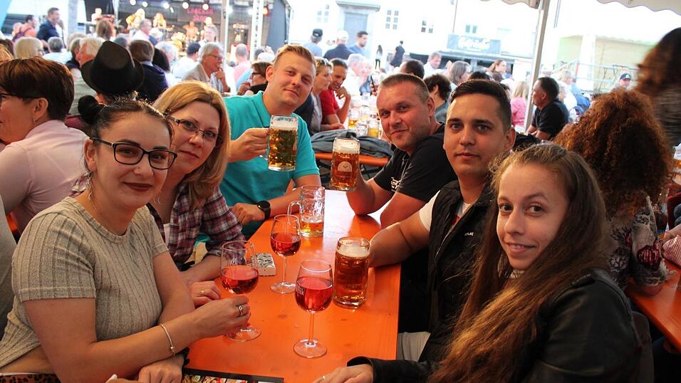 Viele Landshuter genossen ihren Freitagabend auf dem Bismarckplatzfest.