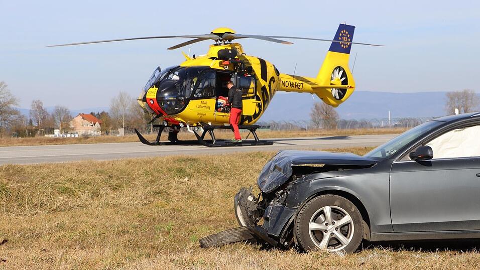 Rechts der beteiligte Audi, der im Feld stand, hinten der angeforderte Rettungshubschrauber, der letztendlich aber nicht gebraucht wurde.