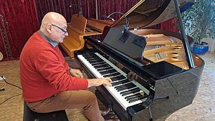 Diethelm Bienek setzt sich oft an den Flügel und fängt zu Improvisieren an. Diethelm Bienek setzt sich oft an den Flügel und fängt zu Improvisieren an.
