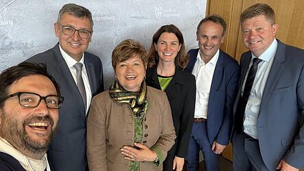 L&auml;cheln f&uuml;rs gemeinsame Selfie, von links: CSU-Fraktionssprecher Matthias Beer, die stellvertretenden Landr&auml;te Thomas Gabler und Irmgard Sauerer, Landr&auml;tin Tanja Schweiger, Stellvertreter Josef Sch&uuml;tz und der Fraktionssprecher der Freien W&auml;hler, Harald Stadler.