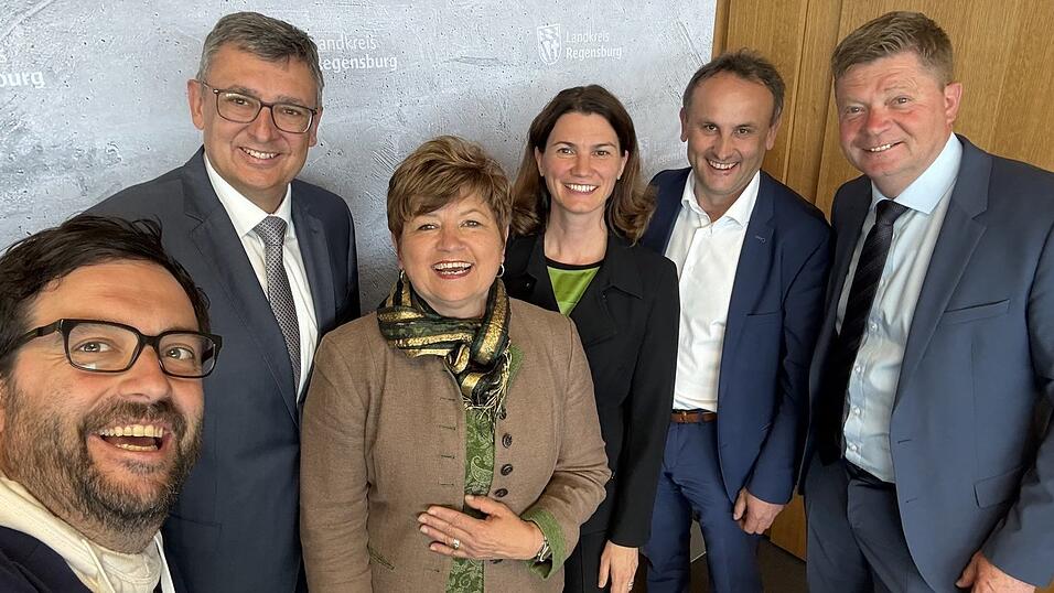 L&auml;cheln f&uuml;rs gemeinsame Selfie, von links: CSU-Fraktionssprecher Matthias Beer, die stellvertretenden Landr&auml;te Thomas Gabler und Irmgard Sauerer, Landr&auml;tin Tanja Schweiger, Stellvertreter Josef Sch&uuml;tz und der Fraktionssprecher der Freien W&auml;hler, Harald Stadler.