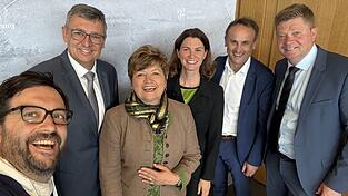 L&auml;cheln f&uuml;rs gemeinsame Selfie, von links: CSU-Fraktionssprecher Matthias Beer, die stellvertretenden Landr&auml;te Thomas Gabler und Irmgard Sauerer, Landr&auml;tin Tanja Schweiger, Stellvertreter Josef Sch&uuml;tz und der Fraktionssprecher der Freien W&auml;hler, Harald Stadler.