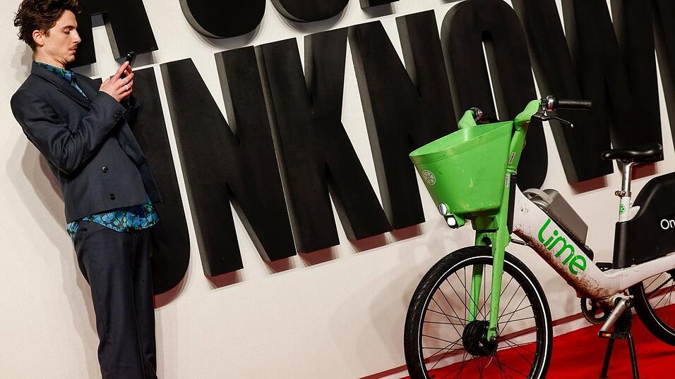 Timoth&eacute;e Chalamet bei einer &laquo;Like A Complete Unknown&raquo;-Premiere 2025 in London mit Leihfahrrad auf dem roten Teppich. (Archivbild)